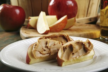 apple slices with peanut butter