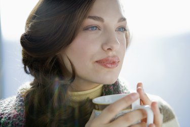 年轻女子喝咖啡的肖像