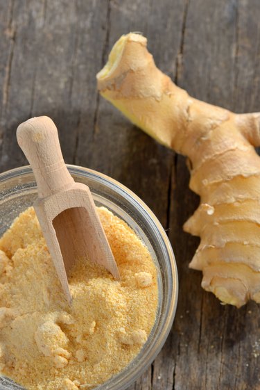 Fresh ginger root and ground ginger spice