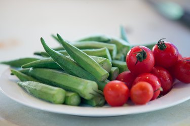 秋葵和樱桃番茄在盘子里