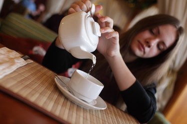 Teen pouring green tea
