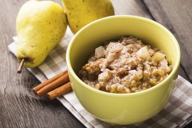 Oatmeal with pears slices