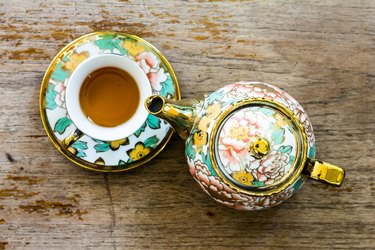 Chinaware tea pod and small drinking bowls