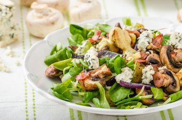 Salad with new potatoes and blue cheese