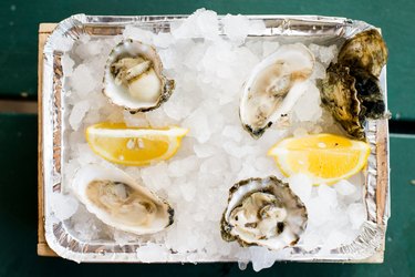 Fresh oysters served on ice