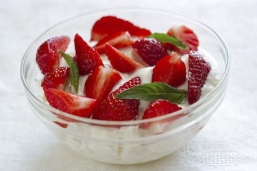 Cottage cheese with yogurt and strawberries