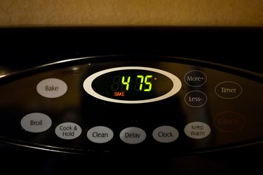picture of an oven preheating to 475 degrees Fahrenheit