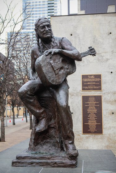 Willie Nelson statue in Austin, Texas