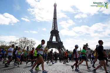 People running the Paris Marathon