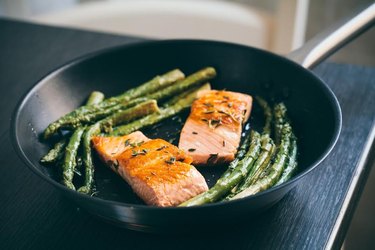 Salmon and asparagus in pan muscle building diet