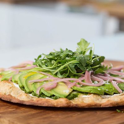 avocado pizza recipe with red onion and arugula