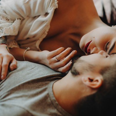 couple kissing