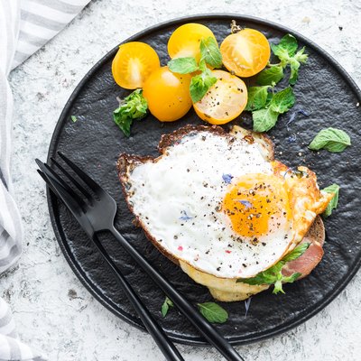 Fried egg sandwich with tomatoes
