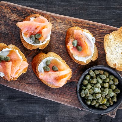 300 calorie breakfast toasted bread with smoked salmon