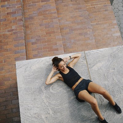 Young woman exercising core doing crunches