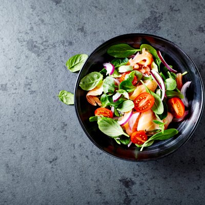 Salmon salad with baby spinach and corn salad