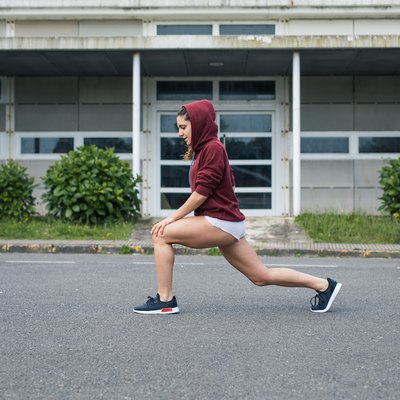 woman doing lunges in at-home crossfit workout
