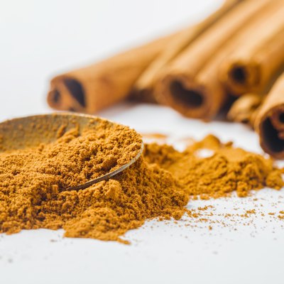 Ground cinnamon and cinnamon sticks