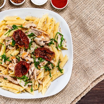 Pasta with sun-dried tomatoes and chicken