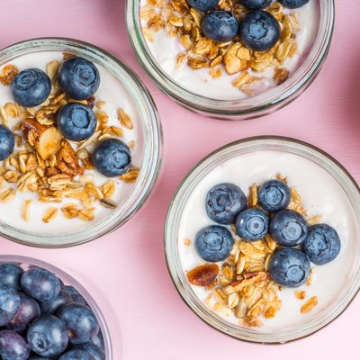 Yogurt with blueberries and granola