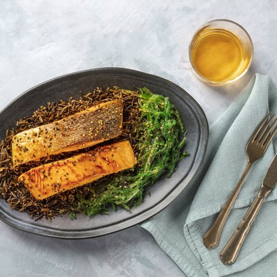 Grilled salmon with sesame seeds, wakame seaweed and wild rice
