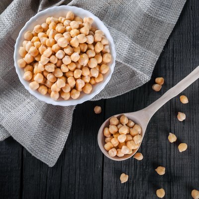 Chickpeas in bowl, top view