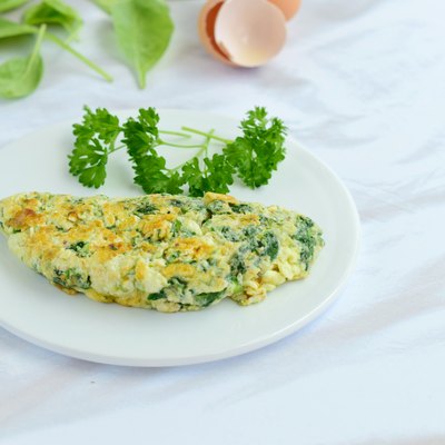 Egg white omelette with spinach, garlic, alfalfa sprout and parsley