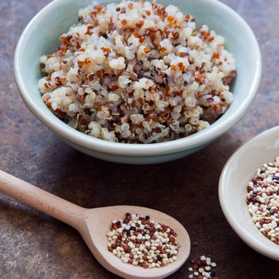 Raw and cooked quinoa in separate bowls.