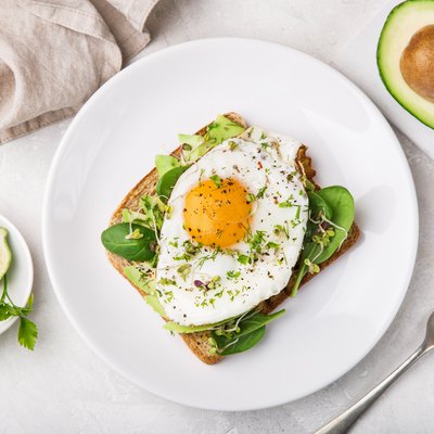 toast with avocado, spinach and fried egg