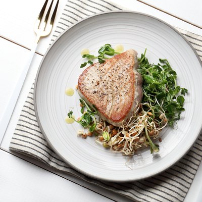 Grilled tuna with young pea sprouts, lentils and beans