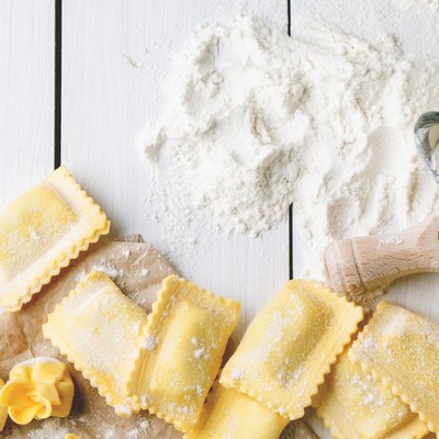 Pasta ravioli on flour