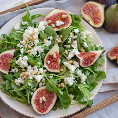 Salad with figs and cheese