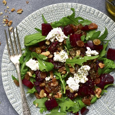 Warm beetroot salad with arugula, raisins and feta
