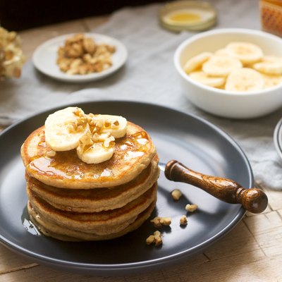 Pancakes with banana, nuts and honey, served with tea