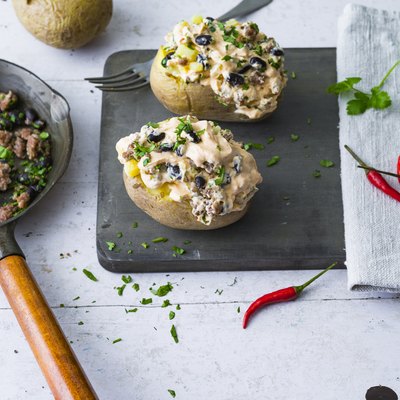 Baked patatoes with curd, black beans, chili and minced meat