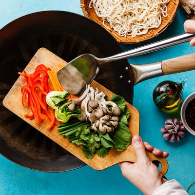 Cooking process Udon noodles with oyster mushrooms and vegetables