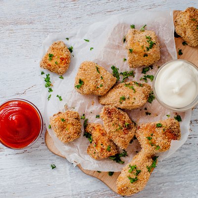 Crunchy nuggets with two sauces