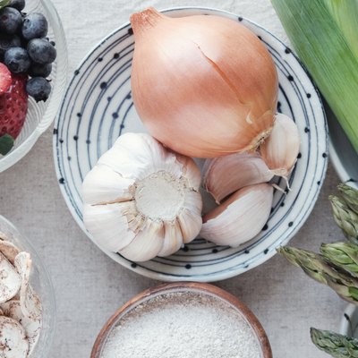 variety of prebiotic foods, raw green banana, asparagus, onions, garlic, leeks, berries and green beans for gut health