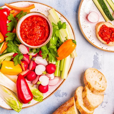 Plate with fresh, raw vegetables and sauce