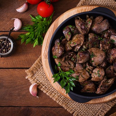 Fried chicken liver with onions and herbs