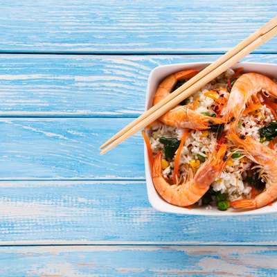 Shrimps with white rice and vegetables