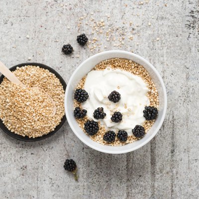 Wholemeal quinoa, popped quinoa with yogurt and blackberries