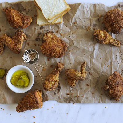 Fried chicken with pickles.