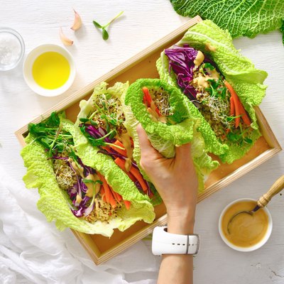 Vegan detox spring rolls with quinoa, sprouts and Thai peanut sauce for low-carb substitutes