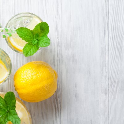 Lemonade with lemon, mint and ice