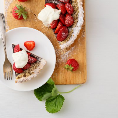 Strawberry summer tart with cream
