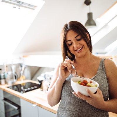 一个深色皮肤的女人在家里吃减肥食品