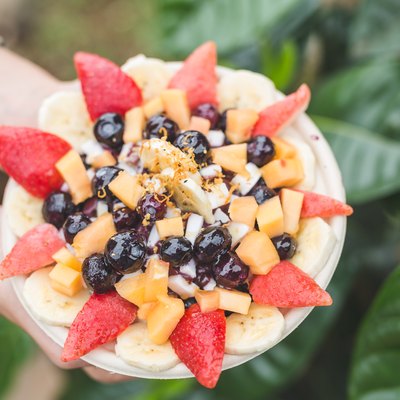 Food combining breakfast smoothie bowl topped with fresh fruit