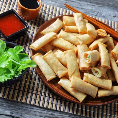 deep fried crispy bite-sized chinese spring rolls with cabbage, carrots and green peas fillings