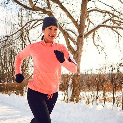 Woman going on an aerobic run in the winter to improve her pace